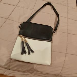 Small purse, black and white
